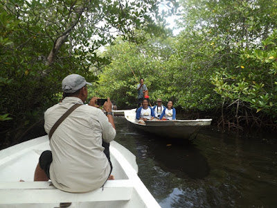 Jurnalis lingkungan dari Jakarta, Bali dan Nusa Tenggara melaksanakan tour mangrove di Lembongan.