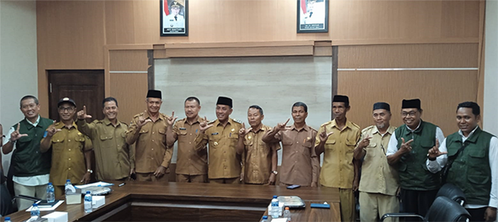 Foto bersama Bupati Bima, Ady Mahyudi dan Direktur Yayasan YISA Ambalawi, Junaidin Yusuf didampingi Kepala Dinas Dikbupora Kabupaten Bima, Tim Yayasan YISA dan Asisten I Setda Kabupaten Bima serta sejumlah kepala sekolah usai menandatangani MoU tentang Sekolah Aman untuk Kabupaten Bima di ruang rapat Bupati Bima, Senin (19/5/2025) pagi.