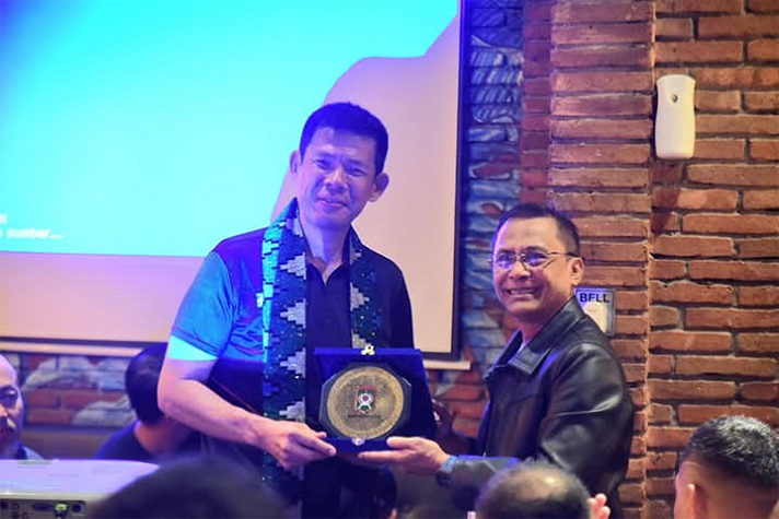 Serah terima cindera matan antara Wali Kota Bima, Feri Sofiyan dengan Chief Executive Officer (CEO) Ducati Indonesia Jimmy Budhijanto.