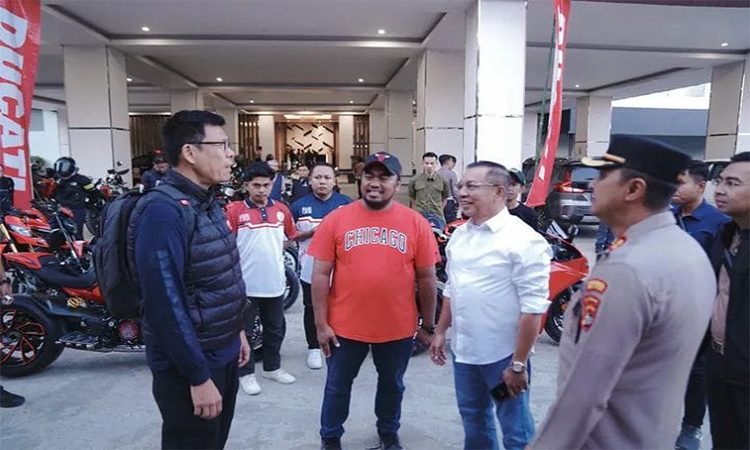 Wali Kota Bima H A Rahman H Abidin berbincang dengan pimpinan Ride with Ducati from Bima to Mandalika di halaman Hotel Marina Inn sebelum dilepas.