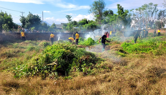 Suasana bakti sosial religi membersihkan tempat pemakaman umum (TPU) Desa Bajo Kecamatan Soromandi Kabupaten Bima, dalam rangka menyambut Hari Bhayangkara 2025 yang digelar Polsek Soromandi, Sabtu (14/6/2025).