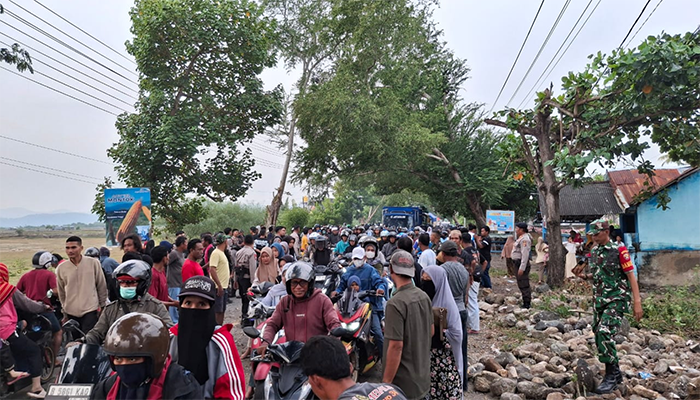 Kondisi jalan negara Lintas Bima Sumbawa di Desa Donggobolo Kecamatan Woha Kabupaten Bima Nusa Tenggara Barat saat aksi blokade oleh kerabat mahasiswa yang dibunuh di Kota Bima.