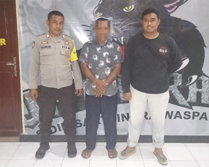 Terduga pelaku kekerasan seksual terhadap anak laki-laki (tengah) saat diamankan aparat kepolisian.