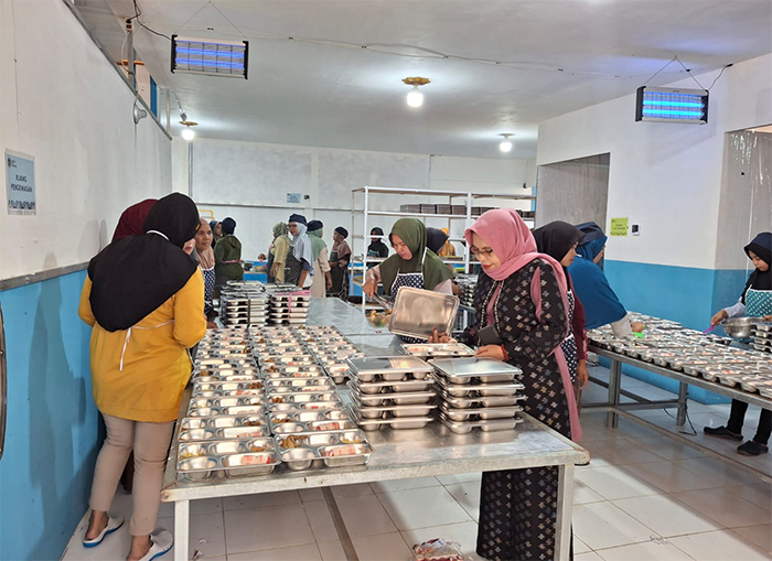 Aktivitas salah satu dapur umum SPPG di Kecamatan Sape Kabupaten Bima saat penyaluran perdana MBG di wilayah setempat, Kamis (21/8/2025).