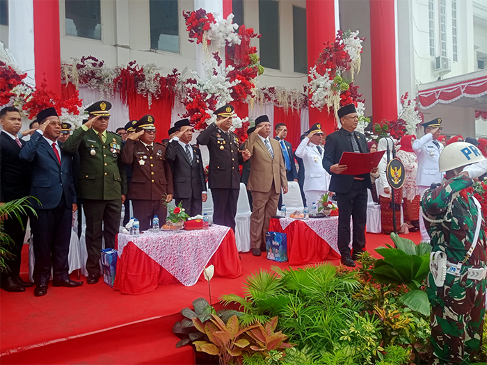 Ketua DPRD Kota Bima H Syamsuri membaca Proklamasi Kemerdekaan RI pada saat upacara HUT ke-80 RI di halaman kantor Pemkot Bima, Minggu (17/8/2025). Foto Berita11.com.