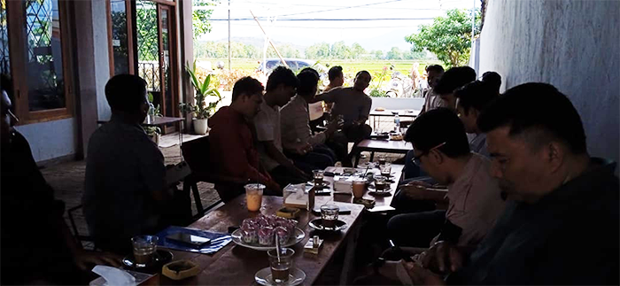Sejumlah elemen masyarakat saat berdialog dengan Senator Indonesia, Mirah Midadan Fahmi di Kafe Kahawa Street Jl Lintas Bima Sumbawa Desa Timu Kecamatan Bolo Kabupaten Bima, Sabtu (2/8/2025) sore.