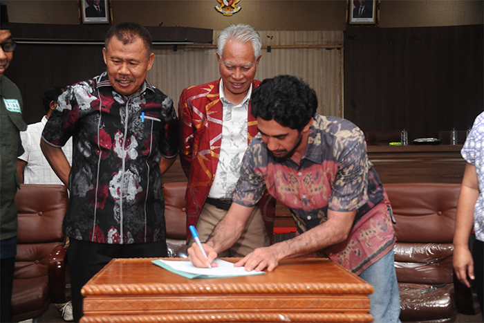 Aktor nasional dan Goodwill Ambassador Yappika-ActionAid, Reza Rahadian menandatangani nota kesepahaman dengan pejabat Pemkab Bima terkait program Sekolah Aman usai dialog terbuka di aula kantor Pemkab Bima, Kamis (7/8/2025) malam.