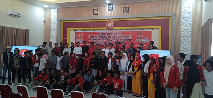Foto bersama Ketua EN LMND, Muhammad Asrul, Ketua EW LMND NTB, Kawan Lama dan kader aktif LMND Kota Bima dan Kabupaten Bima pada kegiatan kangen alumni dan kader aktif LMND serta diskusi publik bertajuk Tambang Solutif atau Masalah untuk Kemajuan Ekonomi NTB di Ruang Beradab STKIP Taman Siswa Bima, Minggu (24/8/2025). Foto US/ Berita11.com.