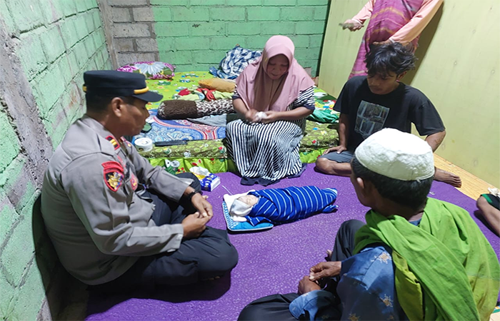 Kondisi bayi malang yang diduga dibuang dan dititipkan dalam kardus depan rumah warga. Kapolsek Kempo Kabupaten Dompu, Inspektur Satu Jubaidin berinisiatif mendatangi tempat kejadian dan membawanya ke Puskesmas Kempo agar mendapatkan perawatan yang memadai, Kamis (7/8/2025) pagi.