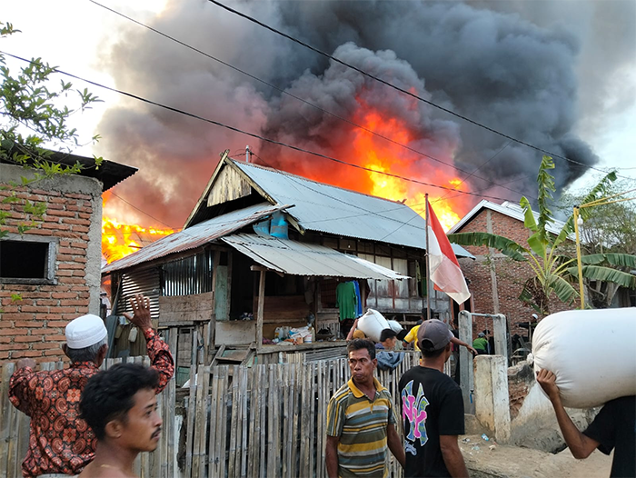 Kondisi saat si jago merah yang melahap enam rumah warga di Desa Ntonggu Kecamatan Palibelo Kabupaten Bima, Selasa (26/8/2025) sore.