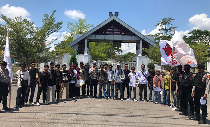 Massa Serikat Mahasiswa Indonesia Cabang Bima foto bersama aparat keamanan usai menggelar aksi unjuk rasa di kantor Pemerintah Kabupaten (Pemkab) Bima, memperingati hari tani nasional (HTN) 2025, Rabu (24/9/2025).