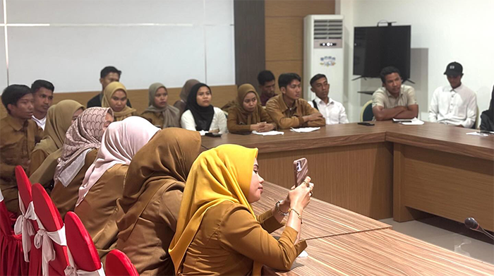 Puluhan tenaga honorer non data base Badan Kepegawaian Negara (BKN) dari sejumlah OPD lingkup Kabupaten Dompu saat beraudiensi dengan Bupati Dompu, Bambang Firdaus di ruang rapat Bupati Dompu, Senin (8/9/2025).