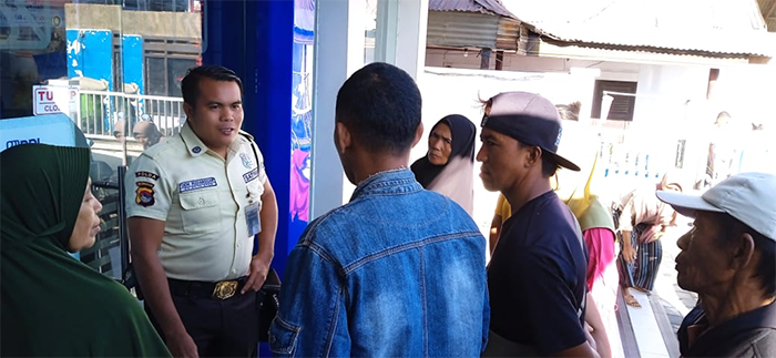 Nasabah BRI Unit Bolo Kabupaten Bima mengantre untuk mendapatkan layanan sebelum bank setempat, Kamis (4/9/2025).