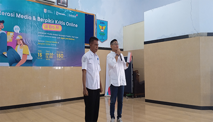 SVP Head of Region Bali Nusra Indosat Ooredoo Hutchison, Julandi George Fransiskus didampingi Kepala SMAN 4 Kota Bima, Imran menyapa peserta workshop Generasi Terkoneksi (Gensi) di aula SMAN 4 Kota Bima, Rabu (15/10/2025).
