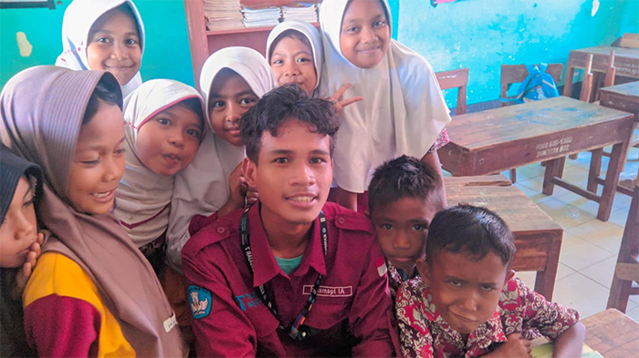 Al Iqamahul Islam foto bersama siswa yang dibimbingnya saat mengikuti Program Kampus Mengajar.