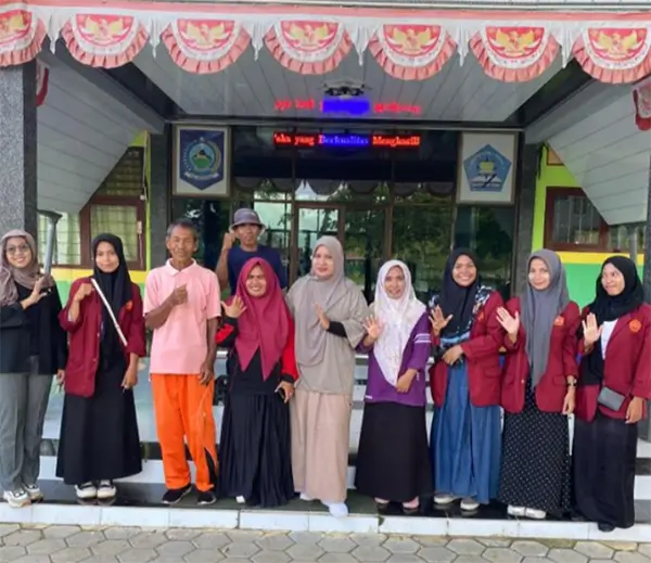 Sri Laila Fauziah, pose bersama rekan yang lolos program Kampus Mengajar Angkatan 7. 