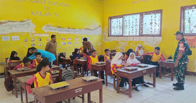 Suasana penyaluran MBG perdana di salah satu sekolah di Desa Campa Kecamatan Madapangga Kabupaten Bima, Senin (13/10/2025).