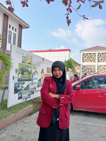Mutiara Zulyanti berpose di Kampus Merah usai dikukuhkan sebagai sarjana pendidikan usai prosesi yudisium di STKIP Taman Siswa Bima.