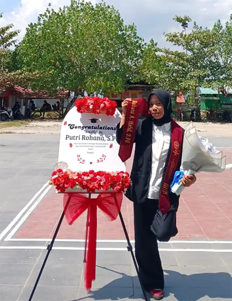 Putri Rohana berpose di kampus usai dikukuhkan sebagai sarjana melalui prosesi yudisium.