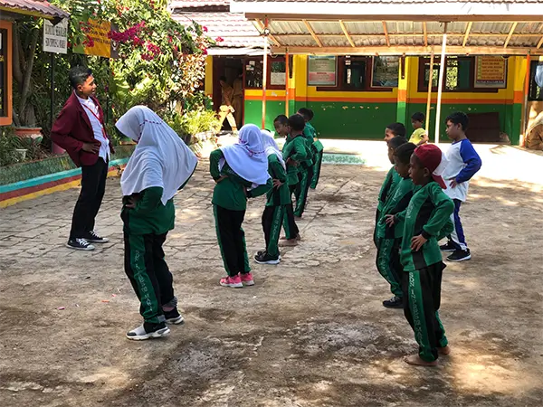 Roni Muliadin saat membimbing siswa di luar kelas mengikuti praktik olahraga.