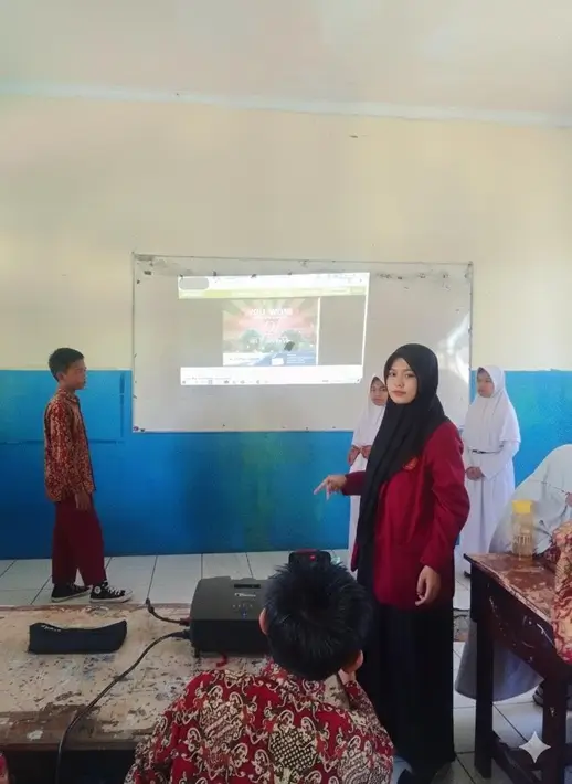 Sulis Sulastri, saat membimbing peserta didik dalam kelas.