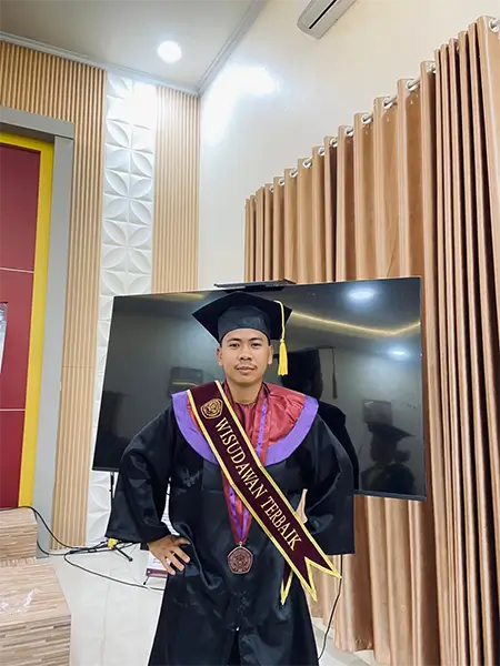 Syahwinsyah calon wisudawan terbaik Program Studi Pendidikan Teknologi Informasi (PTI) STKIP Taman Siswa Bima,  dengan IPK cemerlang 3,73. Ia akan dikukuhkan sebagai sarjana pada 1 November 2025.
