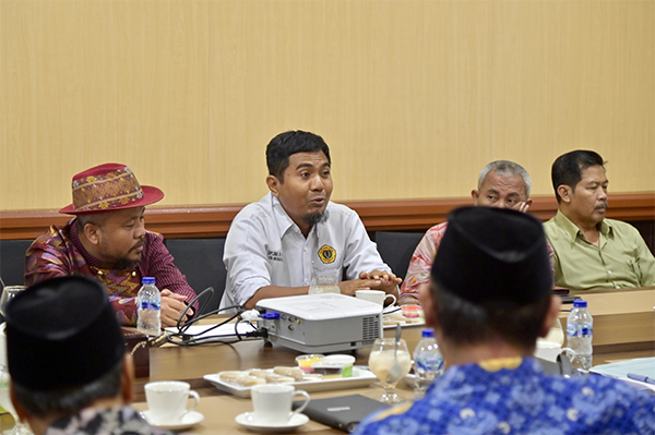 Akademisi asal Bima-Dompu, Dr H Ibnu Khaldun Sudirman M.Si (STKIP Taman Siswa Bima), Dr M Firmansyah (Unram) dan Dr Syafril (Universitas Muhammadiyah Mataram) saat pertemuan sejumlah akademisi dan tokoh diaspora Bima-Dompu,  dengan Wakil Gubernur NTB, Hj. Indah Damayanti Putri, SE.,M.Ip.