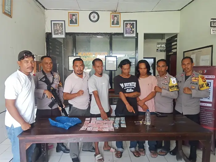 Dua terduga penyalahguna narkotika dan barang bukti yang berhasil diamankan Tim Polsek Bolo usai menggerebek sebuah rumah yang diduga menjadi lokasi pesta narkoba jenis sabu-sabu di Desa Nggembe Kecamatan Bolo Kabupaten Bima, Selasa (15/11/2025).