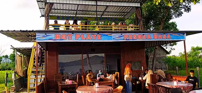 Pemandangan dari depan Hot Plate Pesona Rasa Bamboo Garden di Dusun Lewidewa Desa Lewintana Kecamatan Soromandi Kabupaten Bima.