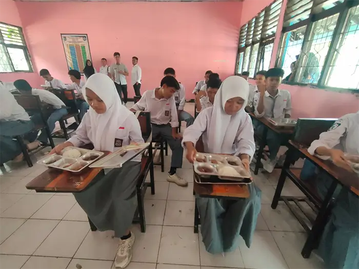 Ratusan siswa di SMAN 1 Bolo menerima penyaluran perdana MBG dari Satuan Pelayanan Pemenuhan Gizi (SPPG) Alif Bima Sakti Desa Kananga, Kecamatan Bolo yang juga turut dimonitor oleh Polsek Bolo dan Koramil Bolo, Senin (17/11/2025).