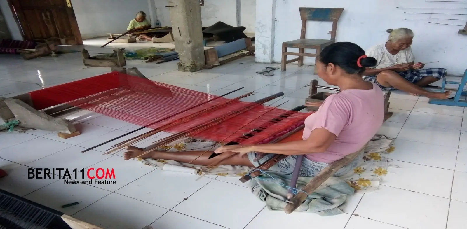Nenek Hawsa dan sejumlah perempuan lanjut usia di Kelurahan Rabadompu Barat Kota Bima tetap menenun meski telah memasuki usia senja demi bertahan hidup. Tenunan khas Bima yang mereka hasilkan kini dikenal hingga mancanegara.
