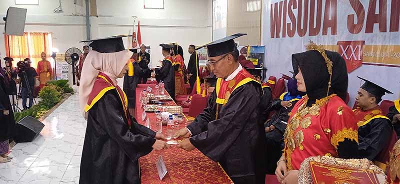 Pengukuhan sarjana dalam Sidang Senat Terbuka STKIP Taman Siswa Bima Angkatan XXI di Auditorium Sudirman, Sabtu (1/11/2025). Foto US/ Berita11.com.