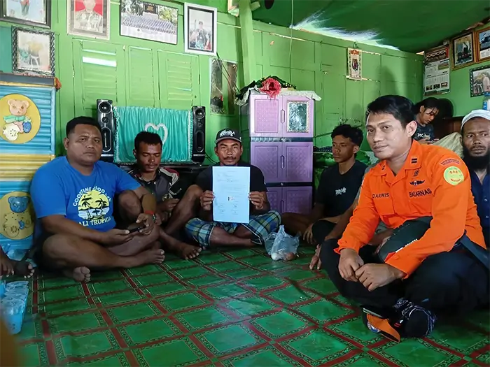 Koordinator Pos SAR Bima, M Darwis saat berkoordinasi dengan kerabatkorban hilang di Gunung Sangiang Api.