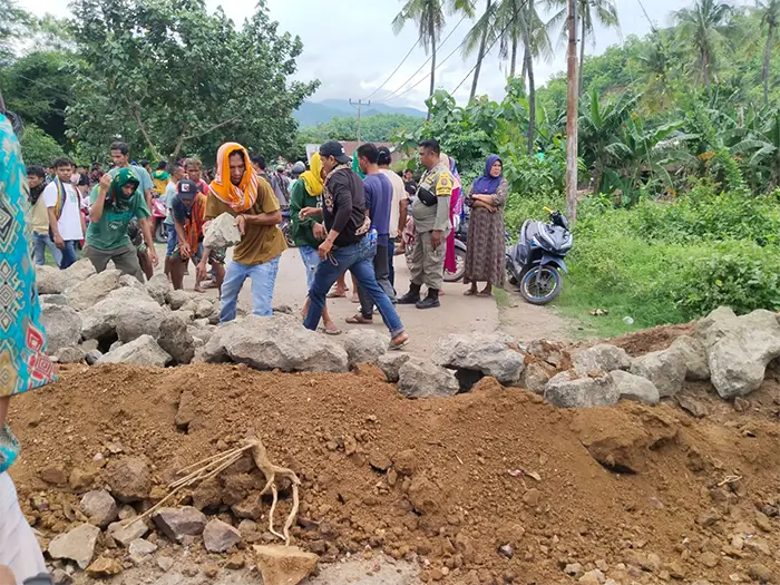 Suasana saat aksi blokade jalan di Desa Lido Kecamatan Belo Kabupaten Bima, Senin (15/12/2025) pagi.