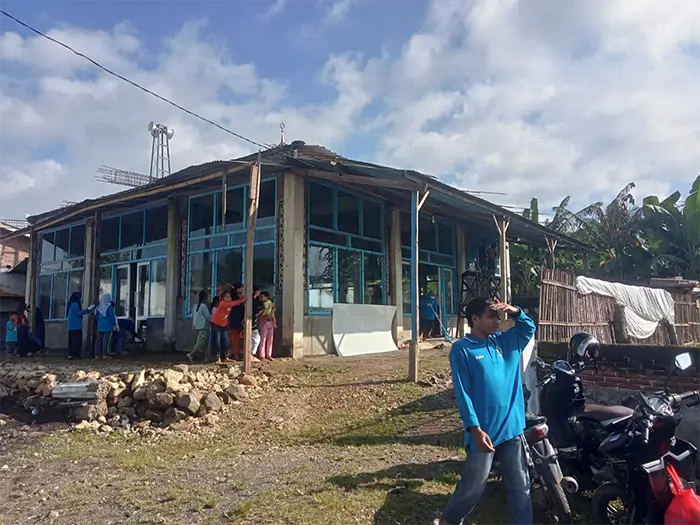 Kruw SPPG Yayasan Islam As Salam Lewidewa Desa Lewintana Kecamatan Soromandi juga membersihkan masjid di Lewidewa menghadapi bulan suci Ramadan 1447 Hijriah. 