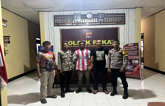 Aparat kepolisian saat melaksanakan olah tempat kejadian perkara perkosaan.