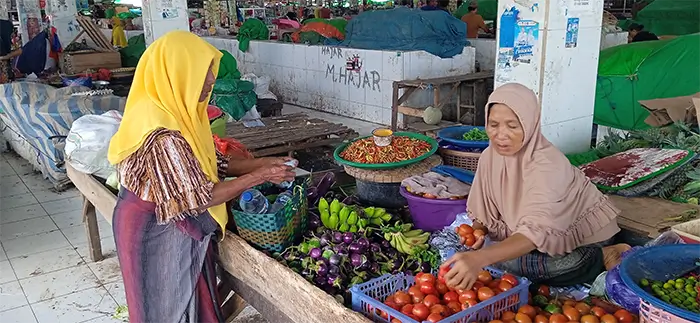 Aktivitas pedagang bahan pokok di Pasar Ahamami Kota Bima. Foto US/ Berita11.com.