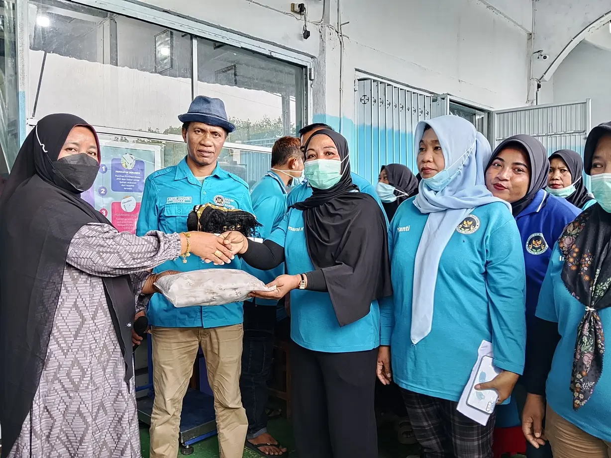 Pimpinan Mitra SPPG Lewidewa Desa Lewintana Kecamatan Soromandi Kabupaten Bima, Abdullah menyerahkan parcel lebaran kepada karyawan SPPG setempat, Sabtu (14/3/2026).
