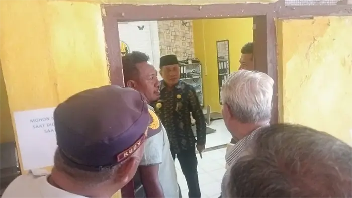 Bupati Bima, Ady Mahyudi dan sejumlah pejabat melihat langsung kondisi kantor DPMDes Kabupaten Bima pasca dilempar orang tak dikenal Kamis (23/4/2026) pagi.