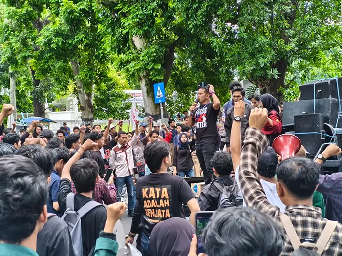 Ketua KKJ NTB, Haris Mahtul berorasi saat aksi WPFD 2026 di depan Kantor Pemerintah Provinsi NTB, Selasa (5/5/2026). Ia menyorot sejumlah kasus kekerasan fisik dan nonfisik yang dialami jurnalis beberapa tahun terakhir.