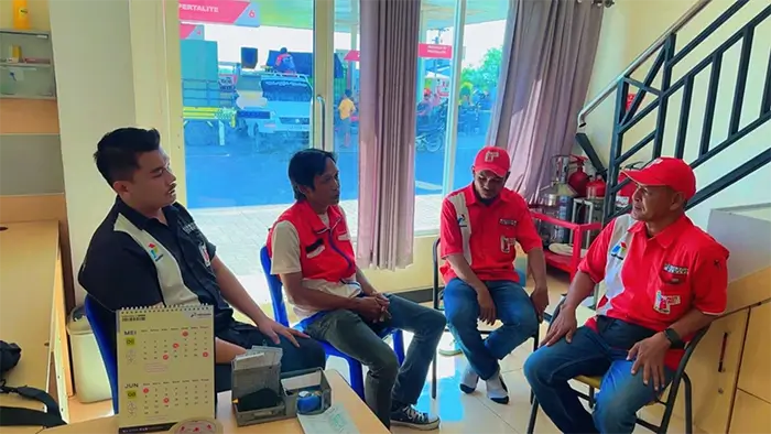 Tim Pertamina Patra Niaga menyampaikan teguran kepada manajemen salah satu SPBU di Bima terkait dugaan pelanggaran dalam pelayanan pengisian bahan bakar minyak (BBM) kepada konsumen.
