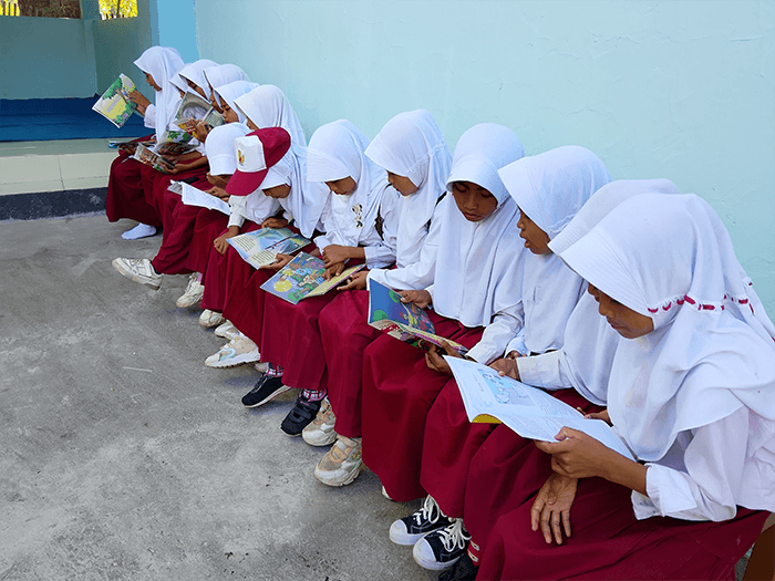 Aktivitas siswa membaca buku di samping perpustakaan sekolah di SDN Sowa Kecamatan Soromandi Kabupaten Bima. Foto US/ Berita11.com.