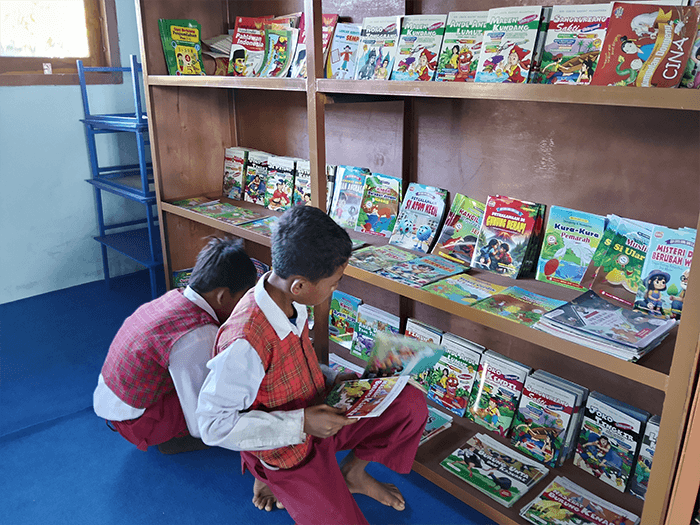 Ribuan buku cerita rakyat yang didistribusikan YAPPIKA dan YISA Ambalawi di perpustakaan baru SDN Sowa Kecamatan Soromandi Kabupaten Bima menjadi bacaan favorit siswa dan secara tidak langsung mendorong literasi siswa di sekolah ini. Foto US/ Berita11.com.