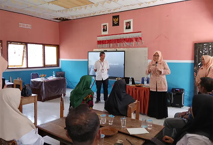 Ketua Dharma Wanita Persatuan (DWP) Kabupaten Bima, Fitriani Adel Linggi Ardi melihat langsung kegiatan peningkatan kapasitas guru yang dilaksanakan YAPPIKA ActionAid dan Yayasan YISA Ambalawi Mbojo di SDN Inpres Lewintana Kecamatan Soromandi Kabupaten Bima, Rabu (15/7/2026).