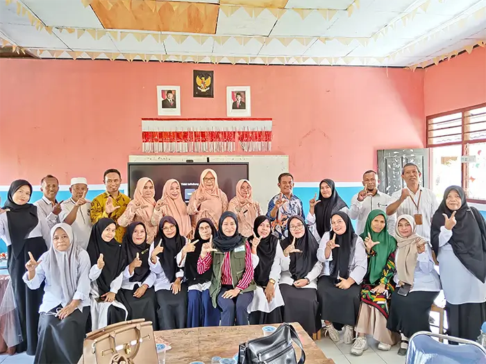 Foto bersama fasilitator, peserta pelatihan peningkatan kapasitas guru, Ketua DWP Kabupaten Bima, tim Yayasan YISA Ambalawi Mbojo dan Kepala SDN Inpres Lewintana Kabupaten Bima di sela pelatihan peningkatan kapasitas guru di SDN Inpres Lewintana, Rabu (15/7/2026).