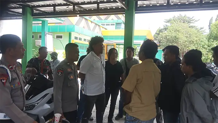 Massa Aliansi Pemuda dan Mahasiswa Sila (HIKMASI) Kecamatan Bolo, Kabupaten Bima, saat berdialo dengan aparat keamanan yang mengawal aksi unjuk rasa di halaman Puskesmas Bolo, Kamis (30/7/2026) pagi.
