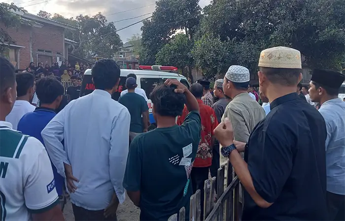 Warga dan kerabat menyambut jenazah M Alfa Firdaus tiba di rumah duka di Dusun Manggekompo Desa Kala Kecamatan Donggo Kabupaten Bima, Sabtu sore (11/7/2026). Foto Fitri/ Berita11.com.