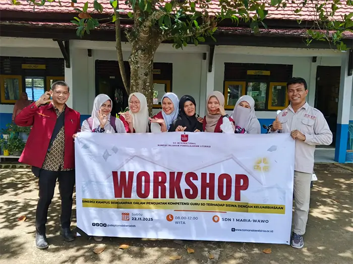 Nur Halizsah Andini foto bersama dosen pembimbing di sela workshop sinergi Kampus Berdampak dalam penguatan kompetensi guru SD terhadap siswa dengan keluarbiasaan.