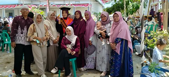 Nur Halizsah Andini foto bersama keluarga besarnya usai dikukuhkan prosesi wisuda XXII STKIP Taman Siswa Bima, Sabtu (26/9/2026).