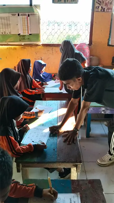 Chairudin Natram saat membimbing siswa di kelas.